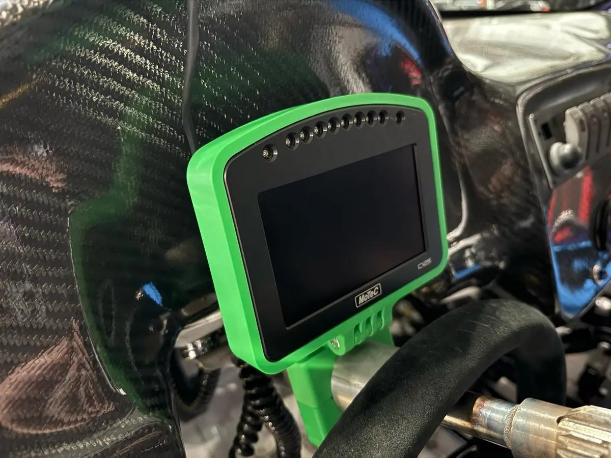 Soporte final instalado con pantalla MoTeC